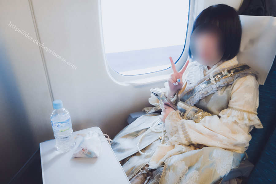 和ロリ服を着て新幹線のシートに座る女の子