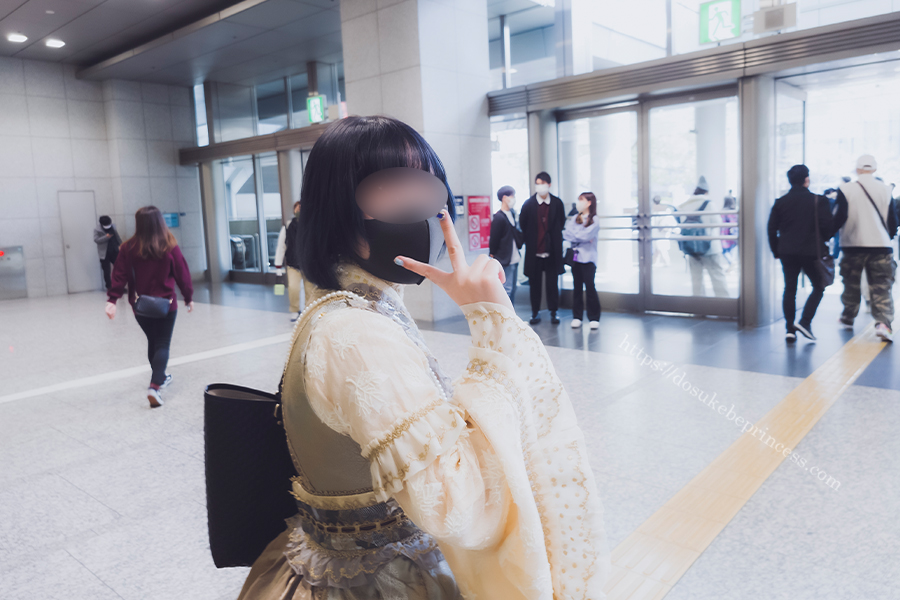 名古屋駅を歩く和ロリータ服の少女