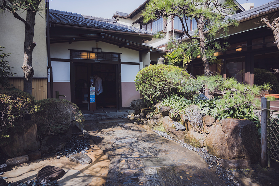 あつた蓬莱軒本店の外観
