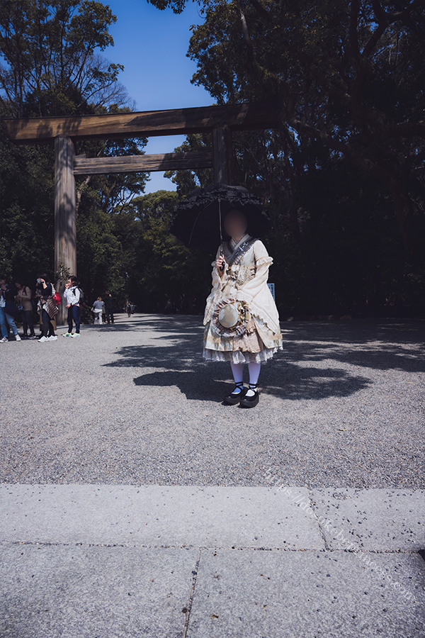 熱田神宮にお参りするロリータ服の少女