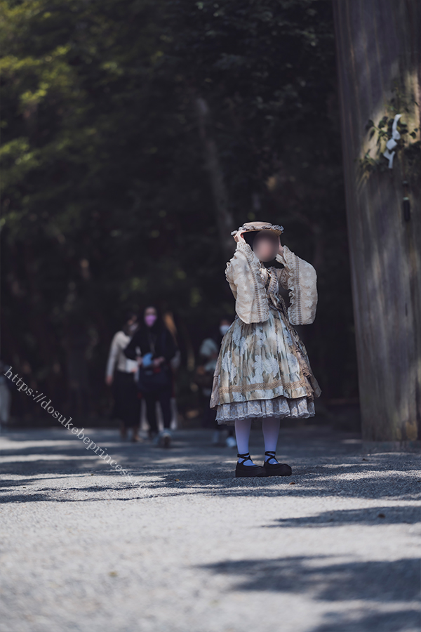 熱田神宮にお参りするロリータ服の少女
