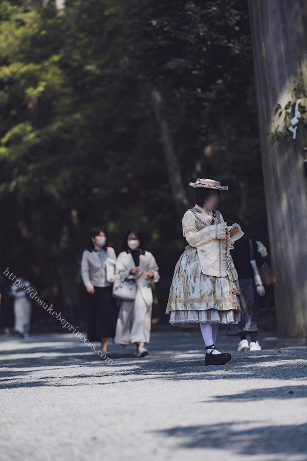 熱田神宮にお参りするロリータ服の少女