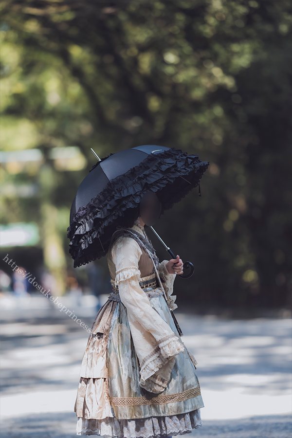 熱田神宮にお参りするロリータ服の少女