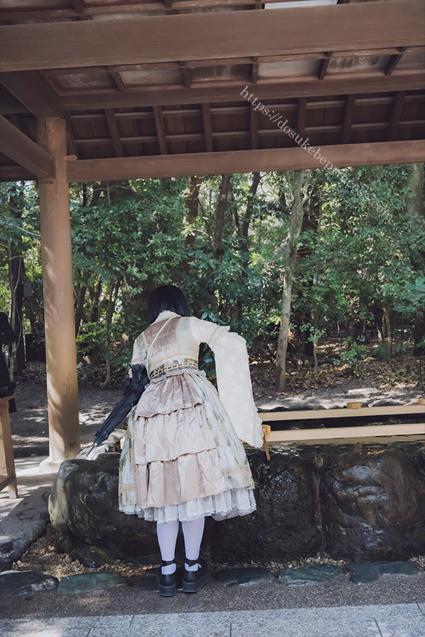 熱田神宮の手水舎で心身を清めるロリータ服の少女