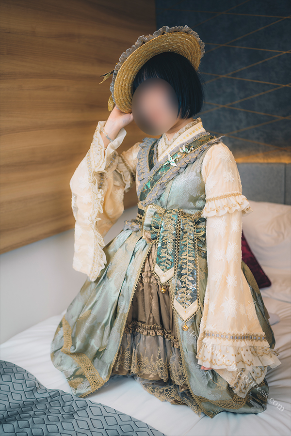 和ロリのロリータ服を着てポーズをとる女の子