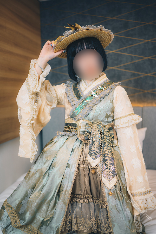 和ロリのロリータ服を着てポーズをとる女の子