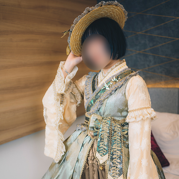 和ロリのロリータ服を着てポーズをとる女の子