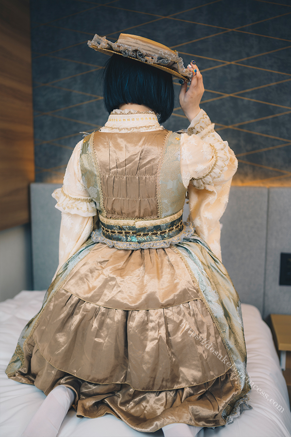 和ロリのロリータ服を着てポーズをとる女の子