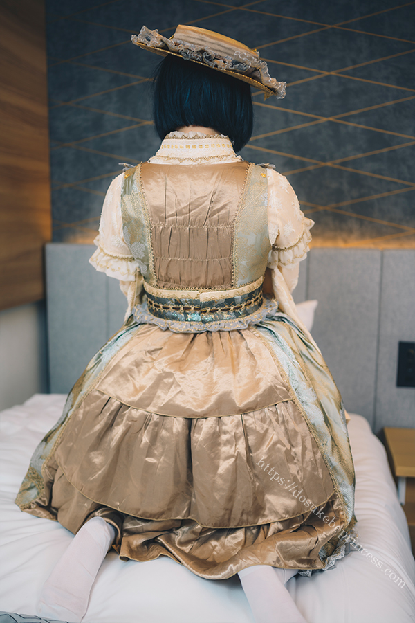 和ロリのロリータ服を着てポーズをとる女の子