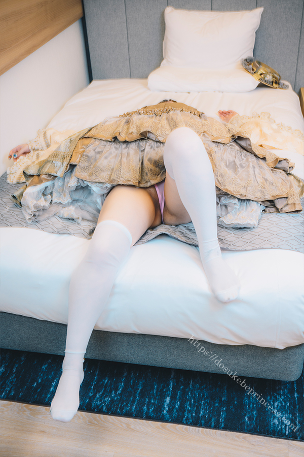 和ロリのロリータ服をまくってパンティを見せる女の子