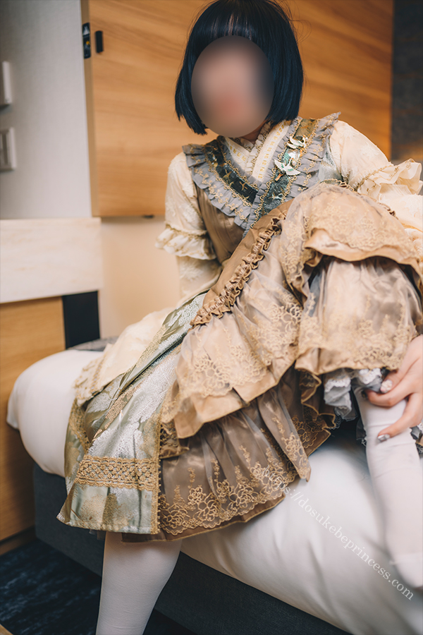 和ロリのロリータ服を着てポーズをとる女の子