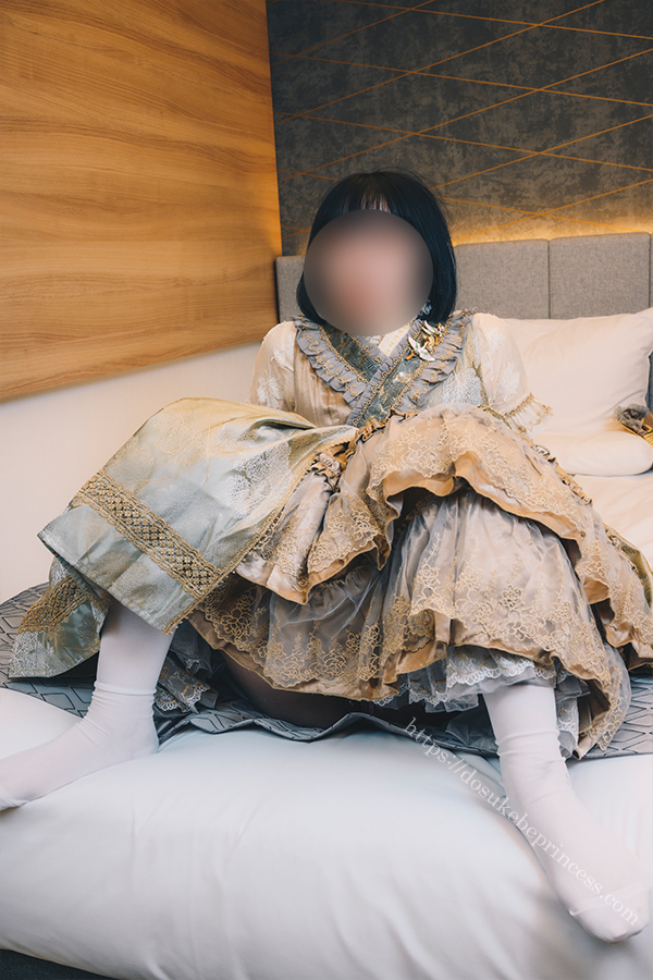 和ロリのロリータ服を着てポーズをとる女の子