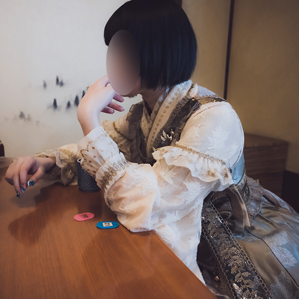 あつた蓬莱軒本店でひつまぶしの到着を待つ和ロリ服の女の子