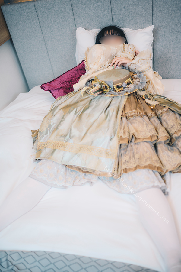 和ロリのロリータ服を着てポーズをとる女の子