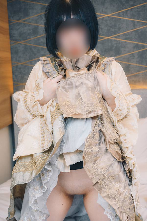 和ロリのロリータ服をまくってオマンコを見せる女の子