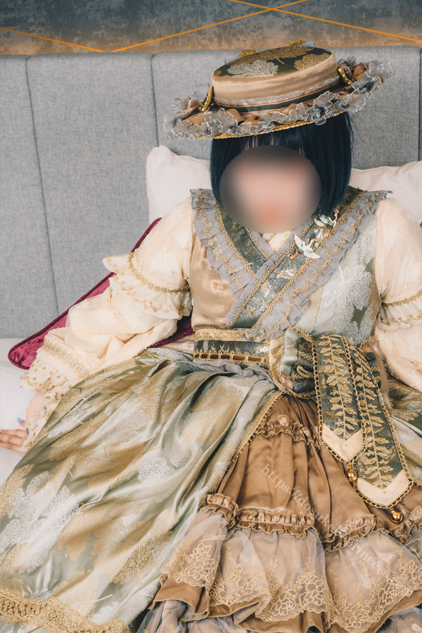 和ロリのロリータ服を着てポーズをとる女の子