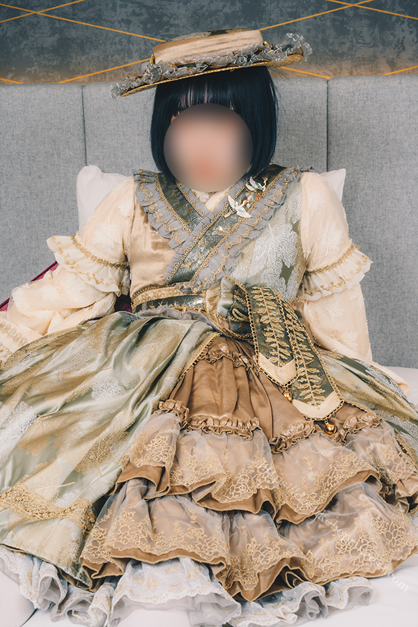 和ロリのロリータ服を着てポーズをとる女の子