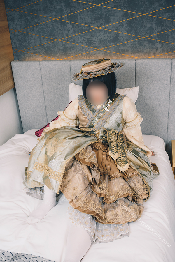 和ロリのロリータ服を着てポーズをとる女の子