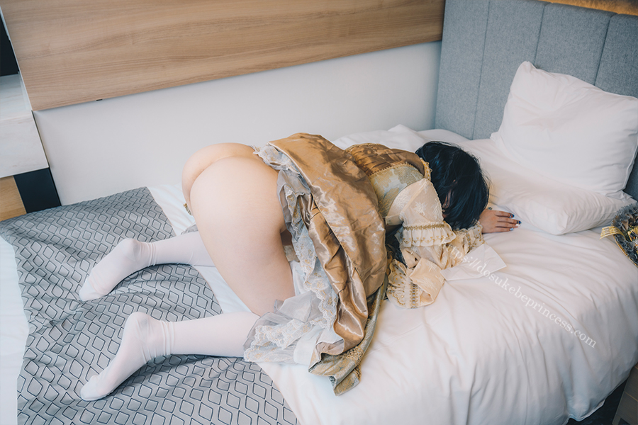 和ロリのロリータ服をまくってお尻を見せる女の子