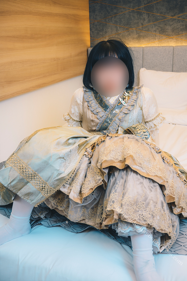 和ロリのロリータ服を着てポーズをとる女の子