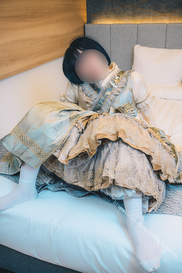 和ロリのロリータ服を着てポーズをとる女の子