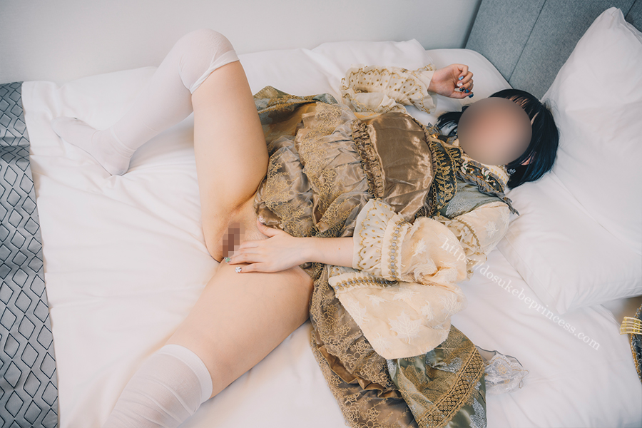 和ロリのロリータ服を着てベッドに寝そべりオマンコを見せる女の子