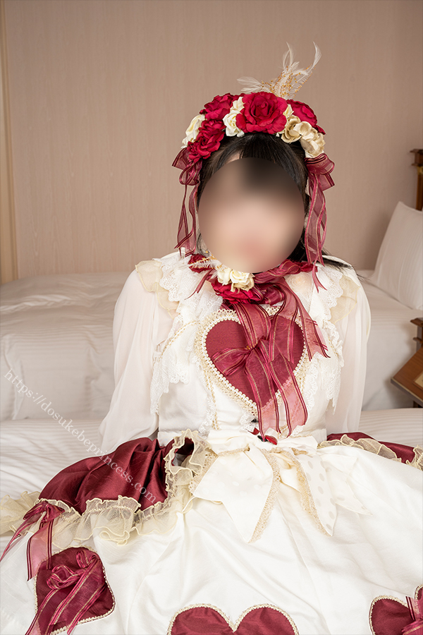 可愛いロリータ服を着てポーズをとる女の子