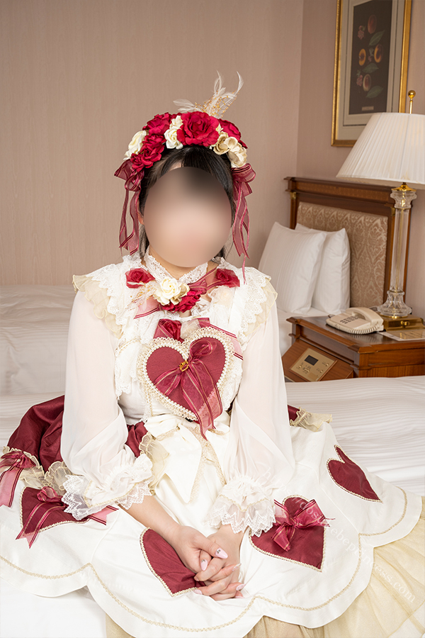 可愛いロリータ服を着てポーズをとる女の子