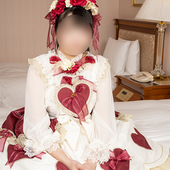 豪華なロリータ服を着てポーズをとる女の子