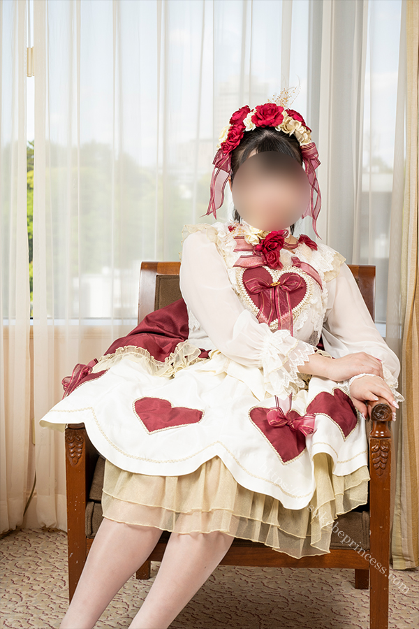 ロリータ服を着てポーズをとる女の子