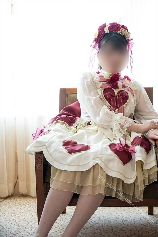 ロリータ服を着てポーズをとる女の子