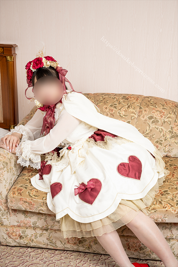 可愛いロリータ服を着てポーズをとる女の子
