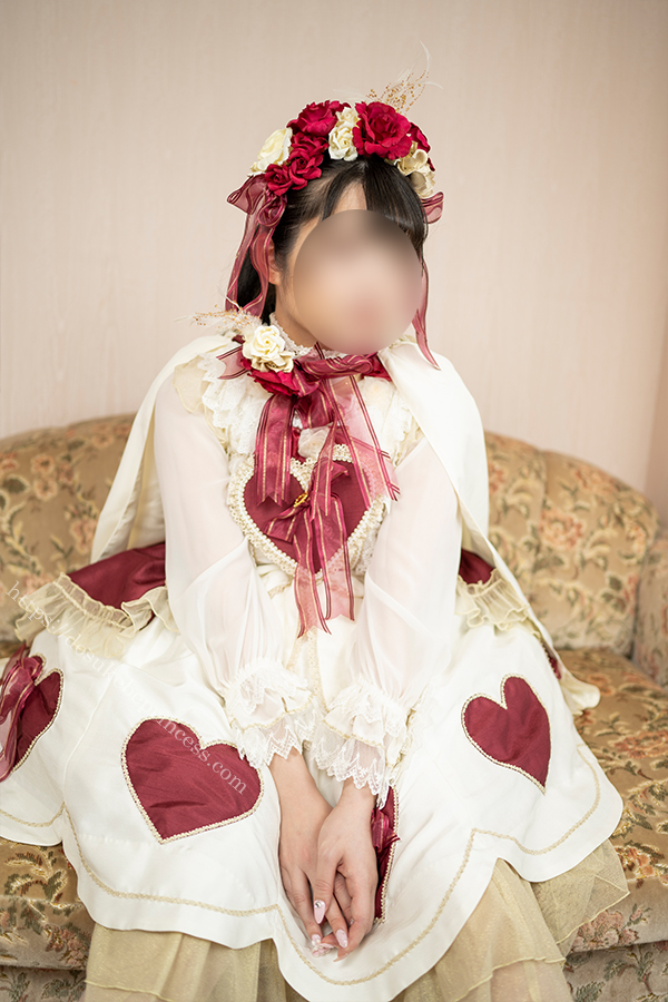 可愛いロリータ服を着てポーズをとる女の子