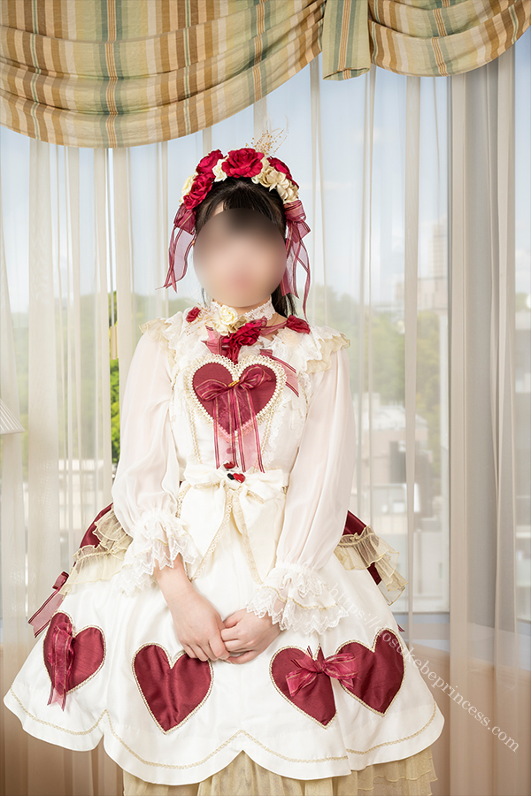 ロリータ服を着てポーズをとる女の子