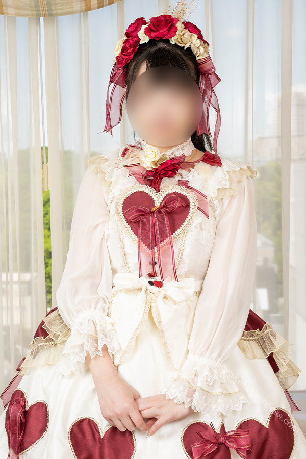 ロリータ服を着てポーズをとる女の子