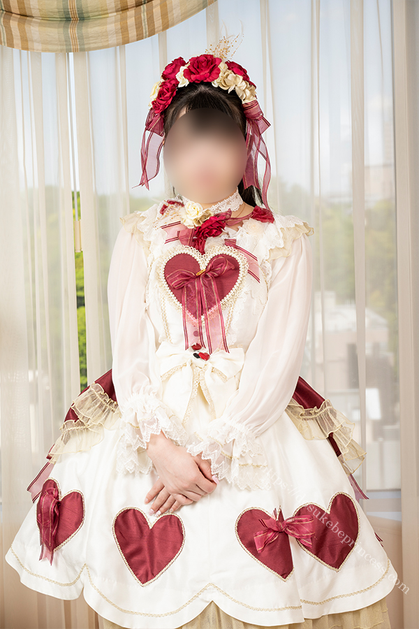 ロリータ服を着てポーズをとる女の子