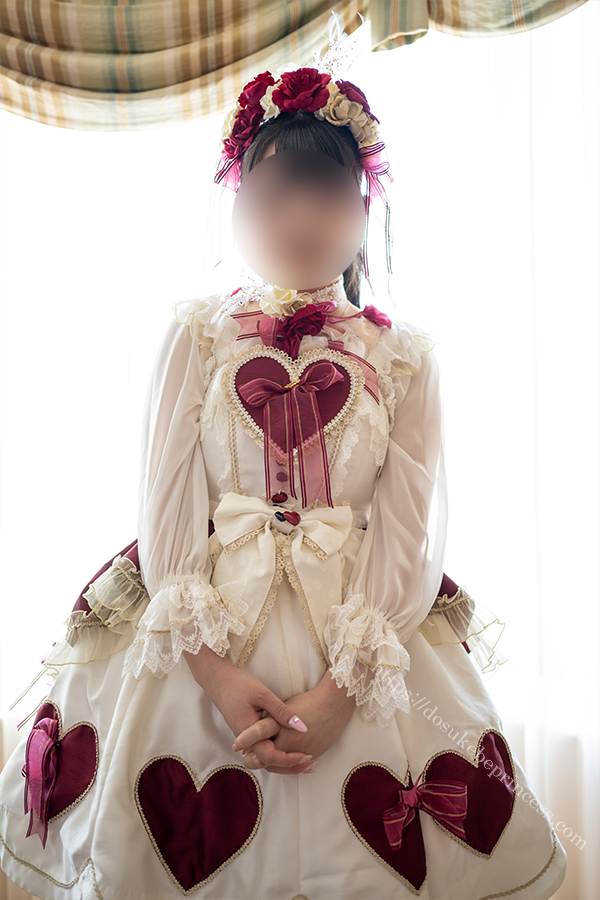 ロリータ服を着てポーズをとる女の子