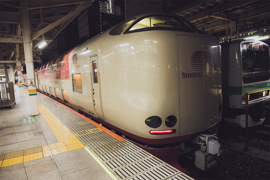 東京駅のホームに停車するサンライズ出雲
