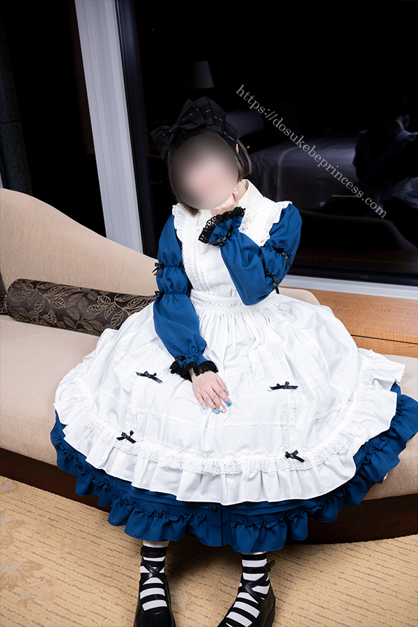 不思議の国のアリスモチーフのロリータ服を着てポーズをとる女の子