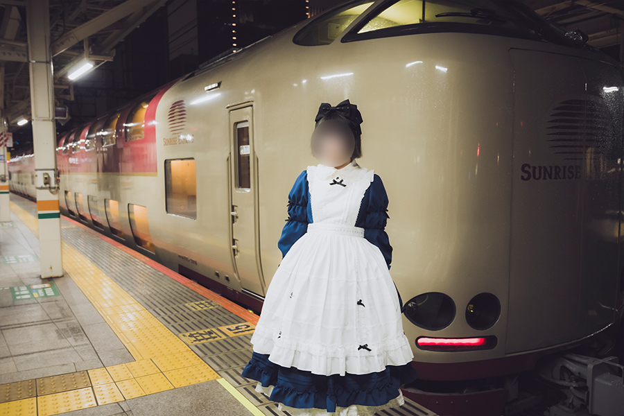 東京駅のホームに停車するサンライズ出雲とロリータ服の少女