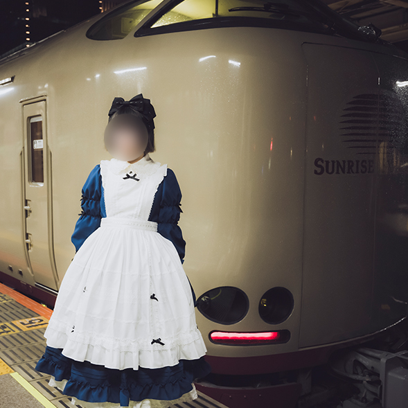 寝台特急サンライズ出雲とロリータ服の少女