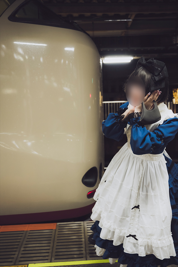 東京駅のホームに停車するサンライズ出雲とロリータ服の少女