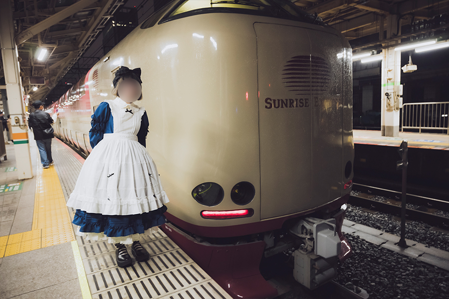 東京駅のホームに停車するサンライズ出雲とロリータ服の少女