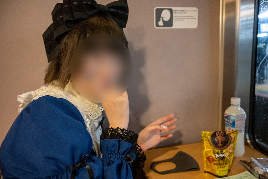 寝台特急サンライズ出雲のラウンジカーでくつろぐロリータ服の少女