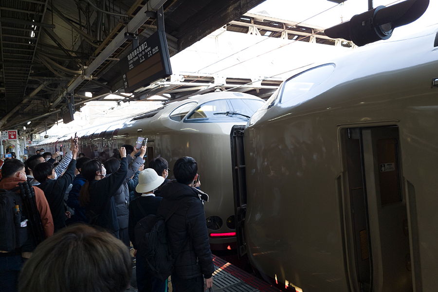 岡山駅でサンライズ出雲とサンライズ瀬戸を切り離す