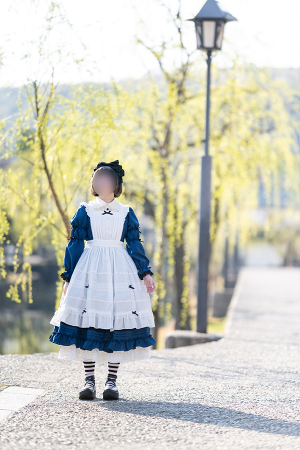 早朝の倉敷美観地区でポーズをとるロリータ服を着た女の子