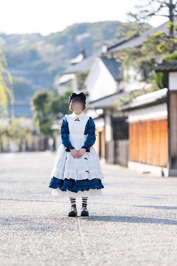 早朝の倉敷美観地区でポーズをとるロリータ服を着た女の子