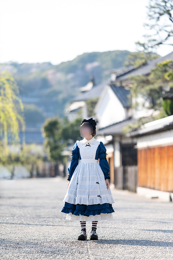 早朝の倉敷美観地区でポーズをとるロリータ服を着た女の子