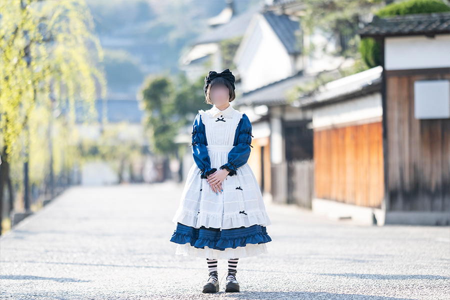 早朝の倉敷美観地区でポーズをとるロリータ服を着た女の子