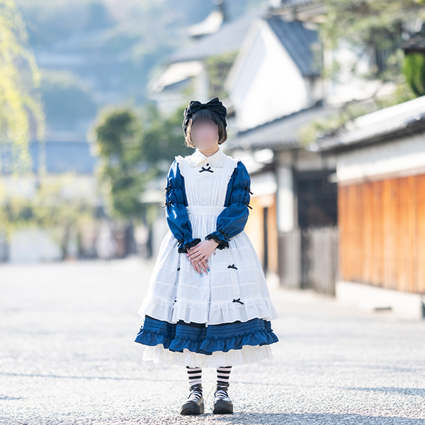 早朝の倉敷美観地区でポーズをとるロリータ服を着た女の子